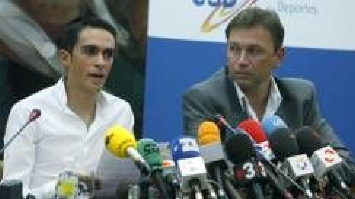 Alberto Contador compareció ante la prensa acompañado por Bruyneel