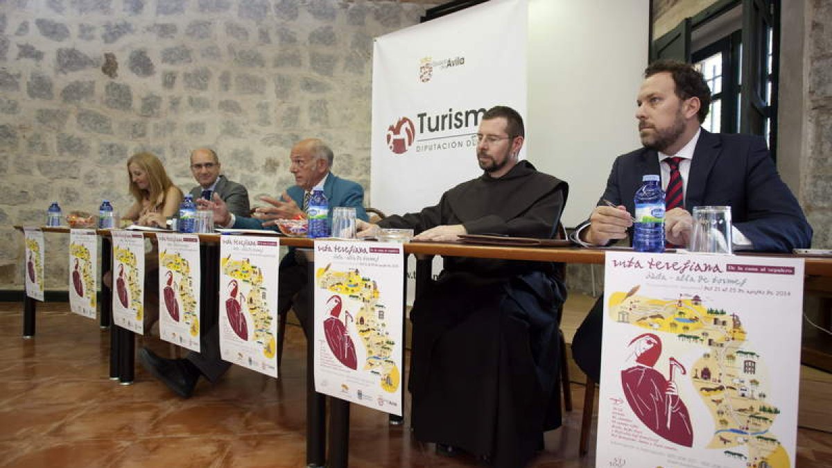 Acto de presentación de la nueva ruta, ayer, en la capital abulense.