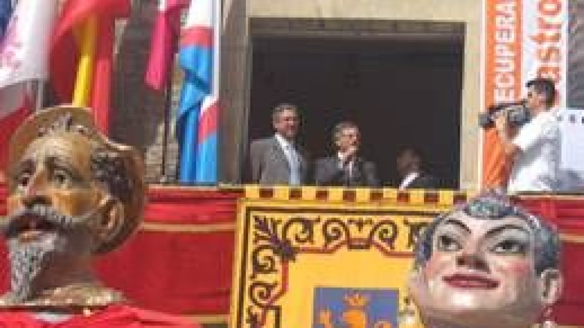 El alcalde junto a Hernán Alonso durante el pregón que se realizó desde el balcón del Ayuntamiento