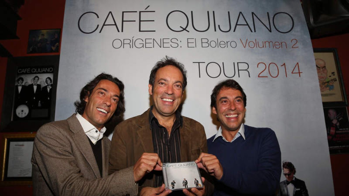 Óscar, Manolo y Raúl, sosteniendo su segundo disco dedicado al bolero.