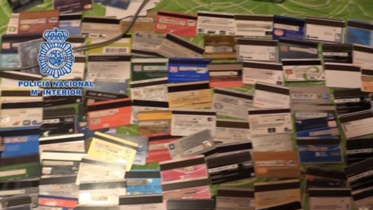 Algunas de las tarjetas de crédito falsificadas confiscadas al grupo.