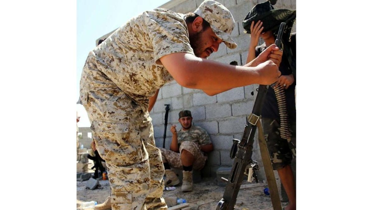 Un soldado libio limpia su armamento.
