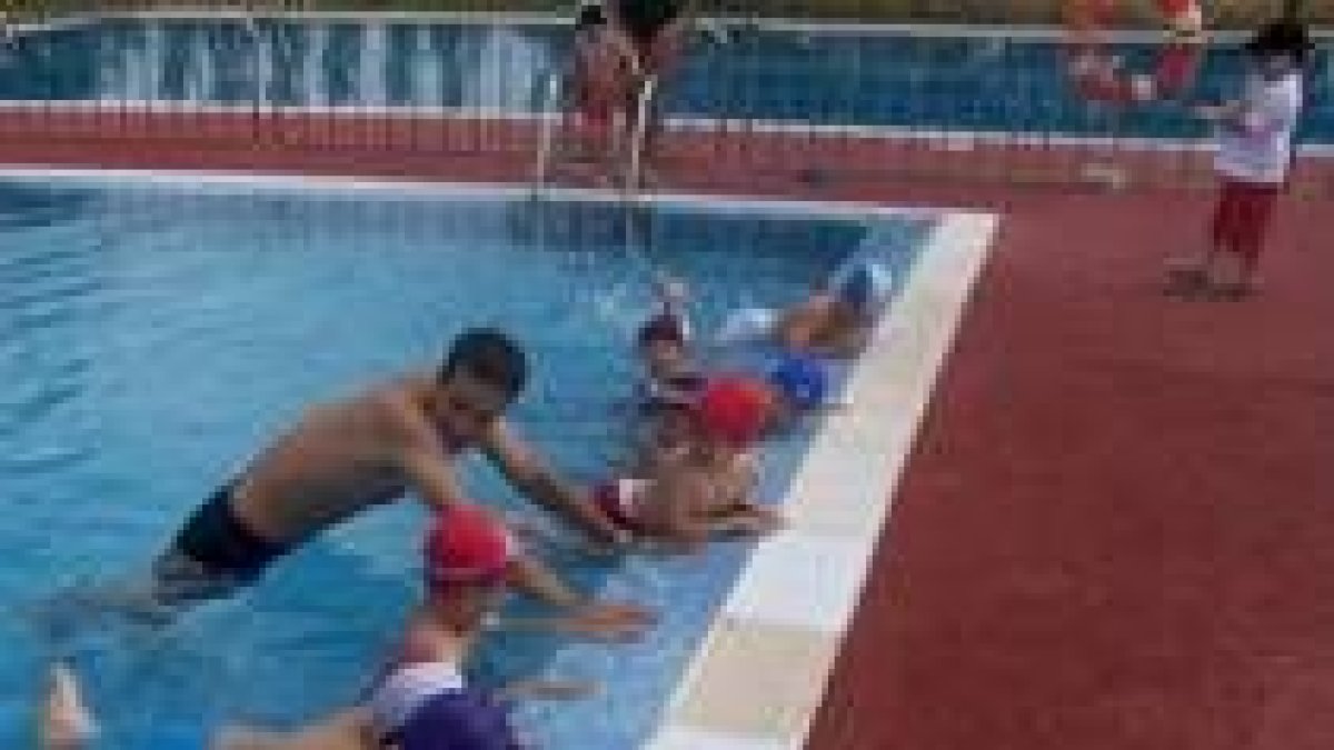 Niños en la piscina del colegio Peñacorada durante la celebración de los cursos de verano
