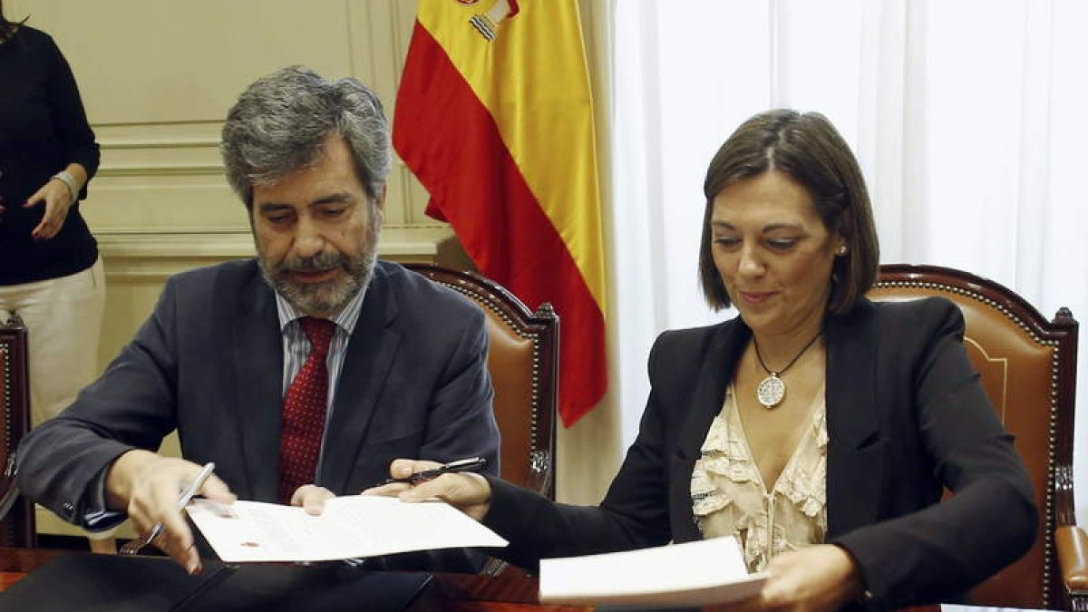 El presidente del Poder Judicial y la consejera de Familia, ayer, en la firma del convenio en Madrid.