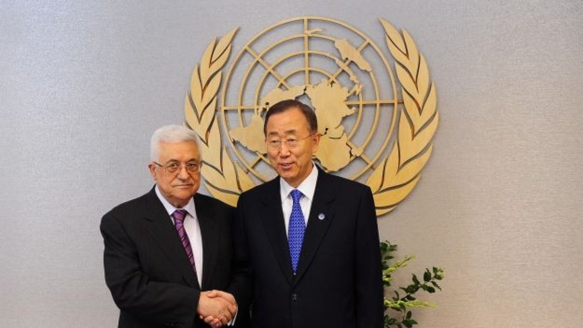 El secretario general de la ONU, Ban Ki-moon (d) saluda al presidente de la Autoridad Nacional Palestina (ANP), Mahmud Abás (i).