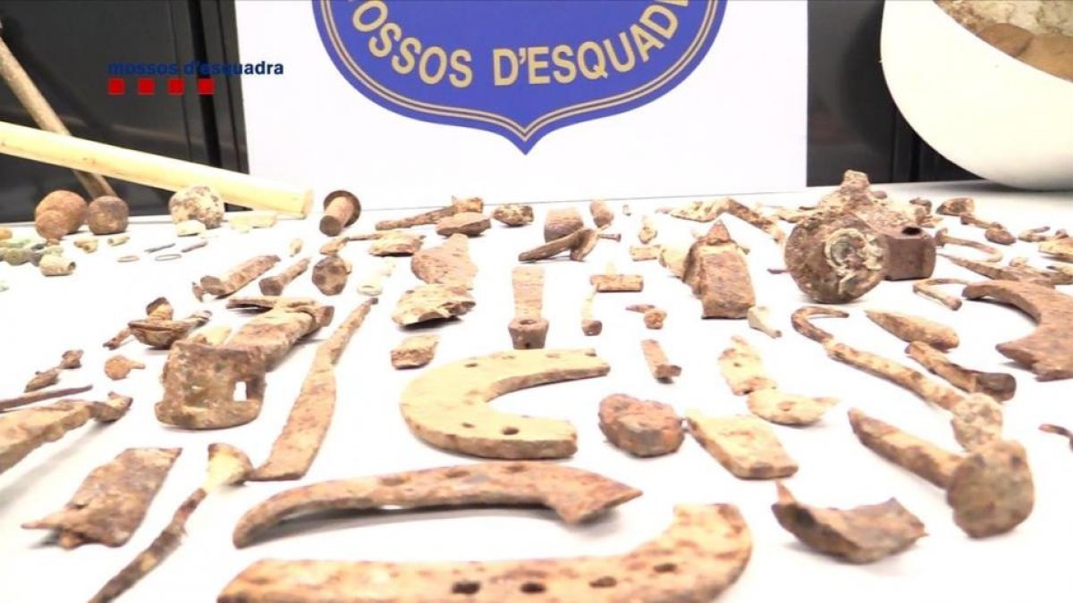 Objetos recuperados por los Mossos dEsquadra del yacimiento íbero de Ulldecona.