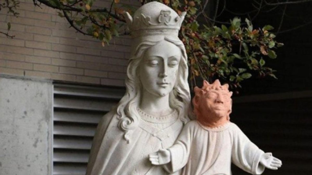 La polémica restauración de la escultura de un niño Jesús en una iglesia de Canadá.