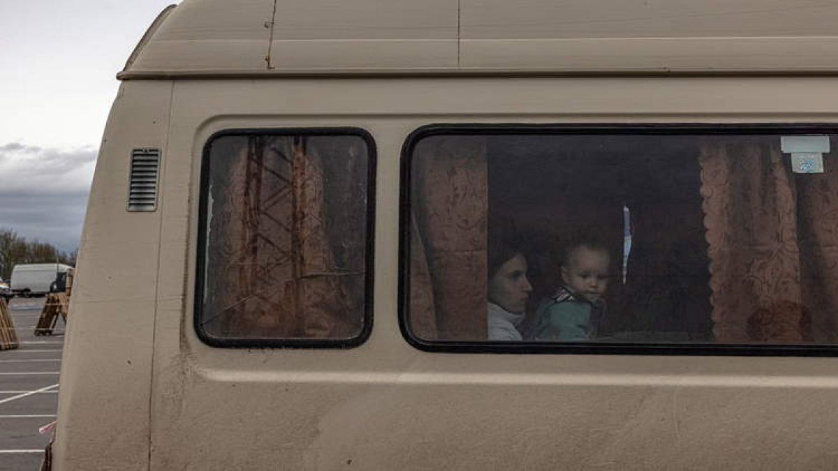 Una madre y su hijo evacuados de Mariupol llegan a la ciudad de Zaporizhzhia. ROMAN PILIPEY