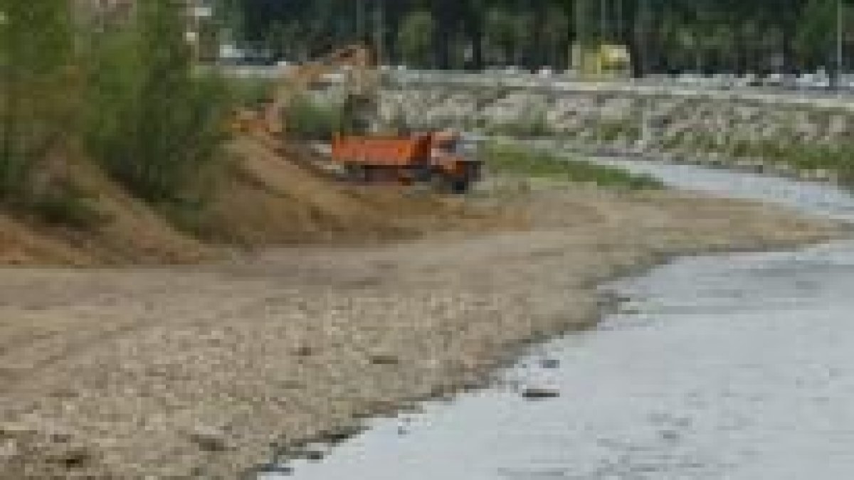 Imagen de las obras del río Bernesga frente al Polígono 58 en la capital leonesa