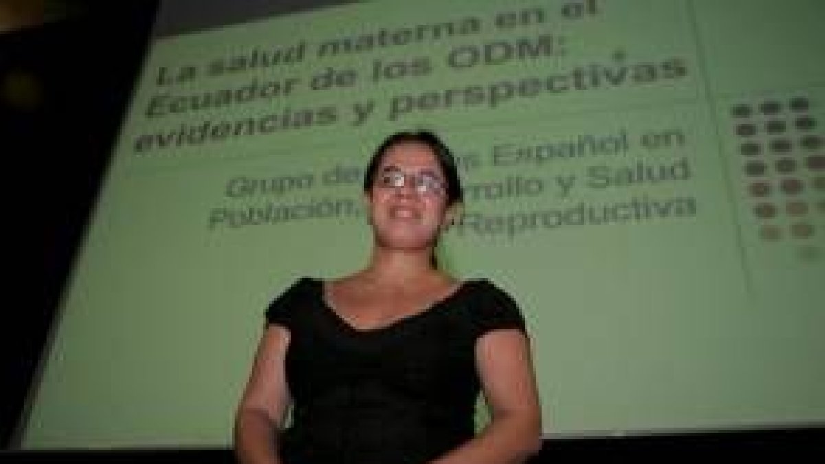 La joven psicóloga social Adriana Zumaran, durante la conferencia