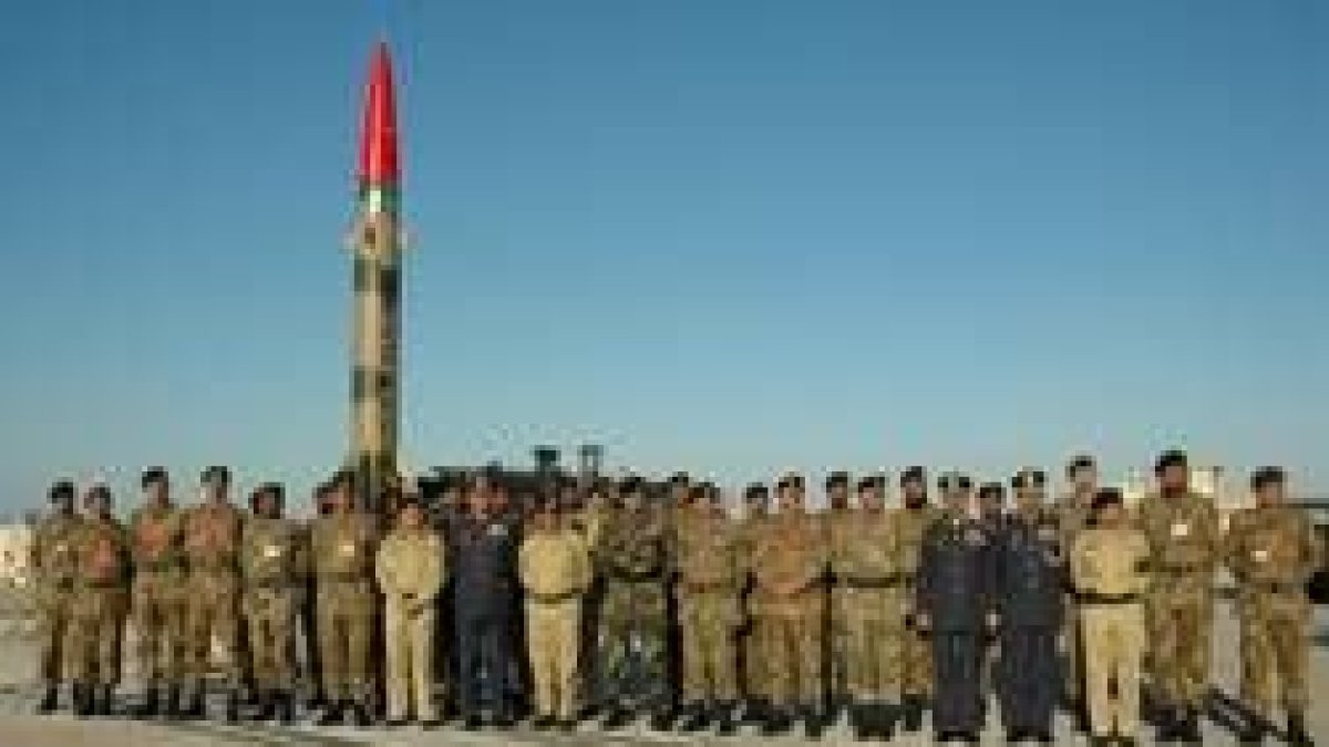 Imagen de la cúpula militar paquistaní poco antes de lanzar el misil nuclear