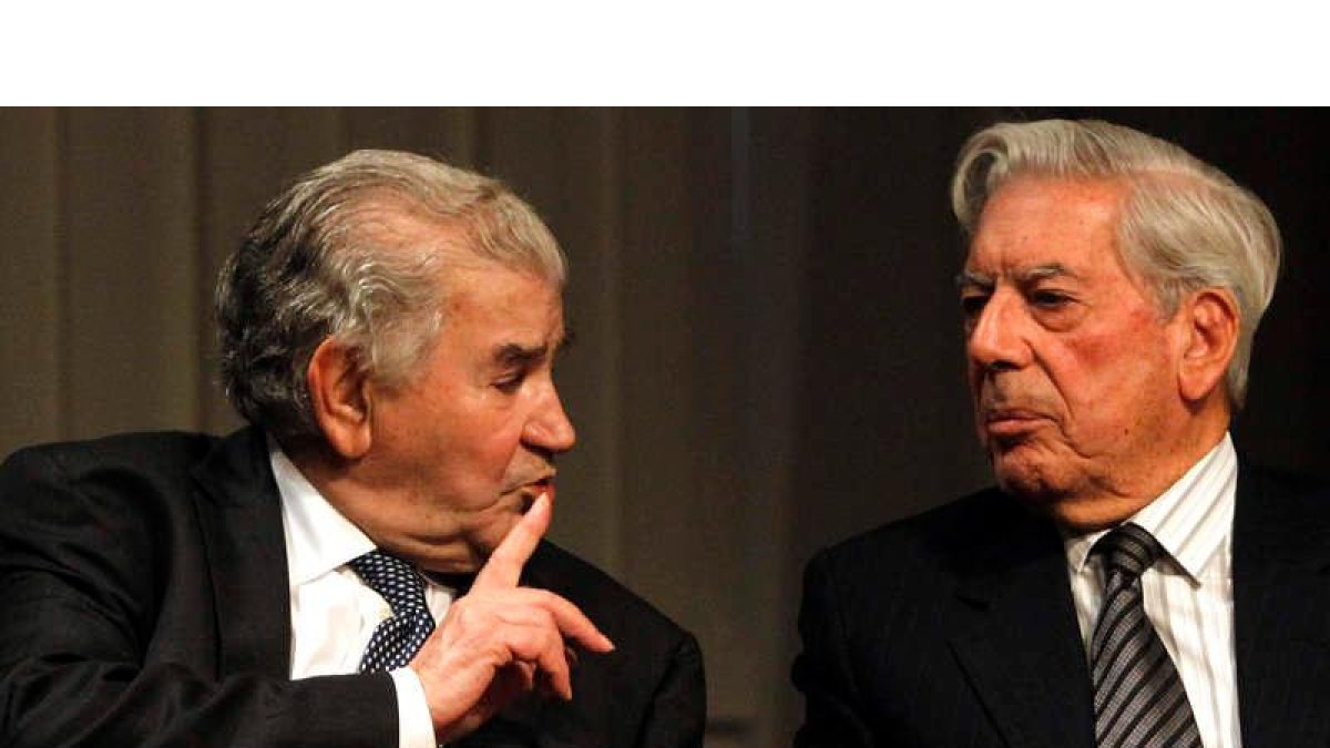 Los premios Cervantes Antonio Gamoneda y Mario Vargas Llosa durante el homenaje que recibieron en la Biblioteca Nacional.