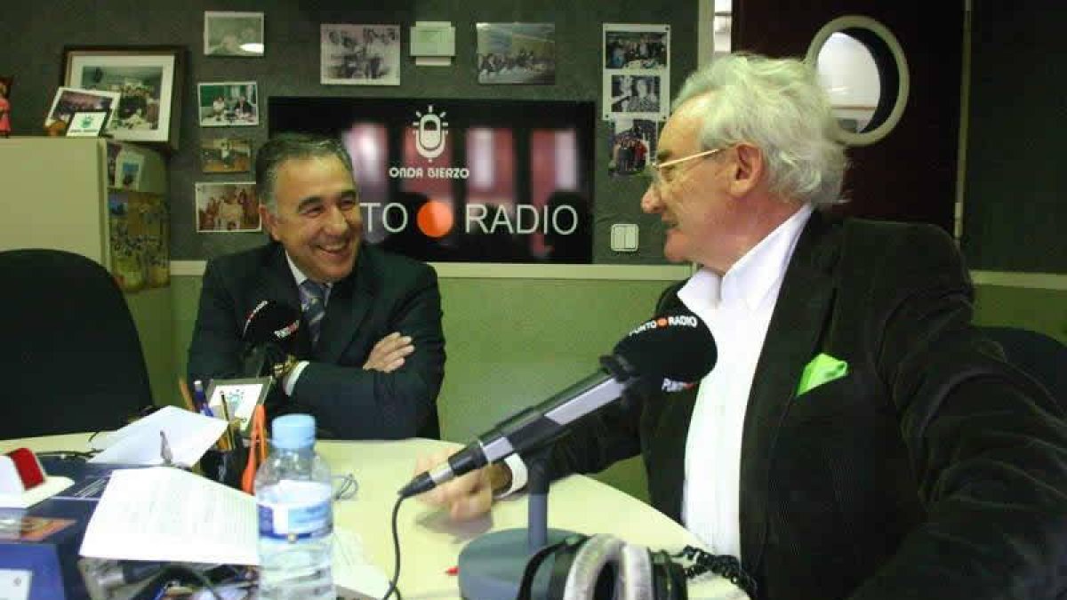 Luis del Olmo y el presidente de la Deportiva, al inicio de la entrevista en Onda Bierzo.