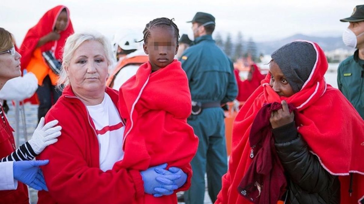 Inmigrantes de origen subsahariano, entre ellos al menos cuatro menores, a su llegada a Motril tras ser rescatados el pasado 2 de noviembre.