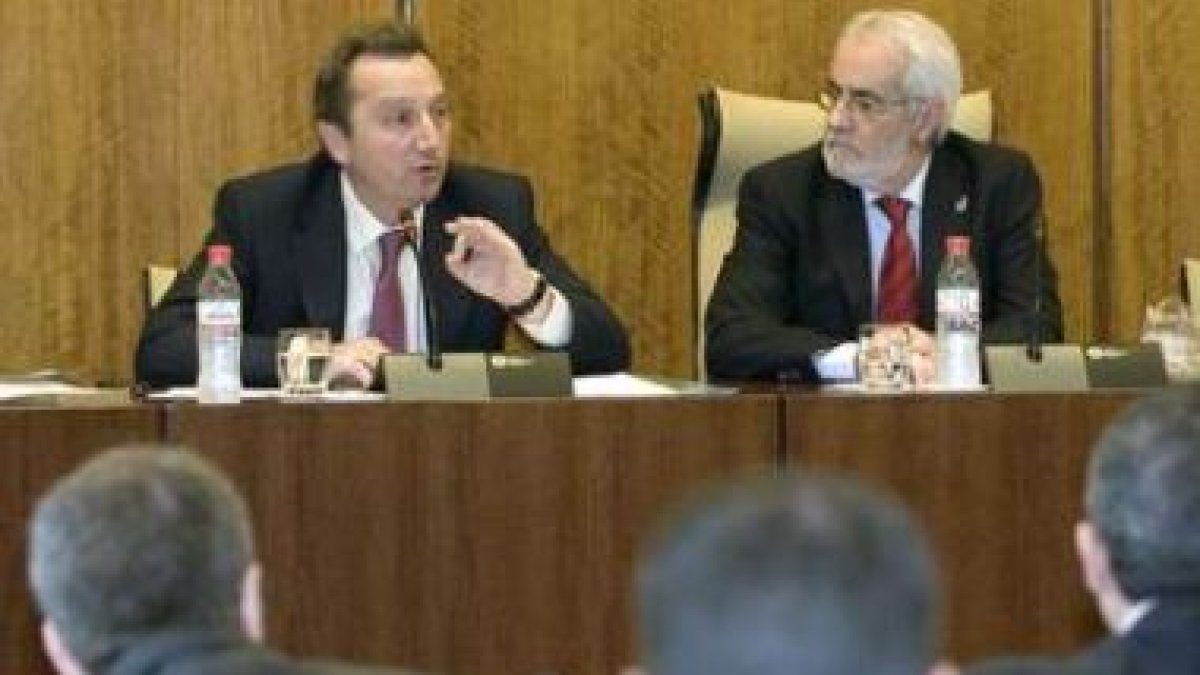 El consejero de Empleo, Manuel Recio, en la comisión parlamentaria.