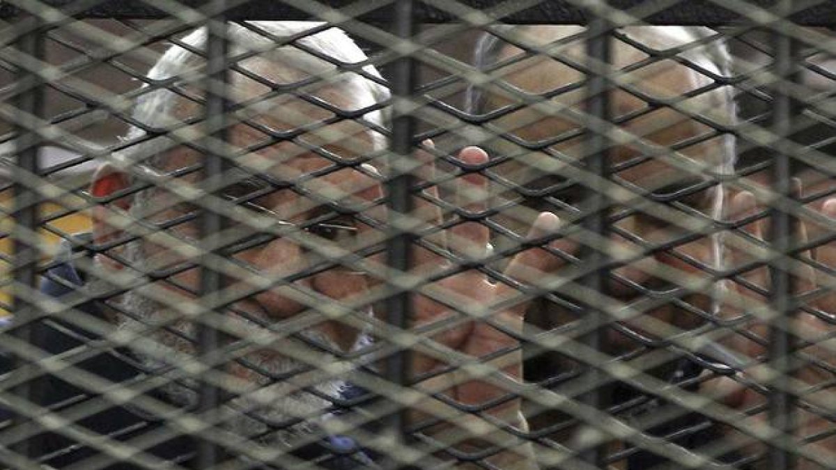 El líder de los Hermanos Musulmanes, Mohamed Badie, detrás de unas rejas, durante el juicio, el pasado 19 de junio.