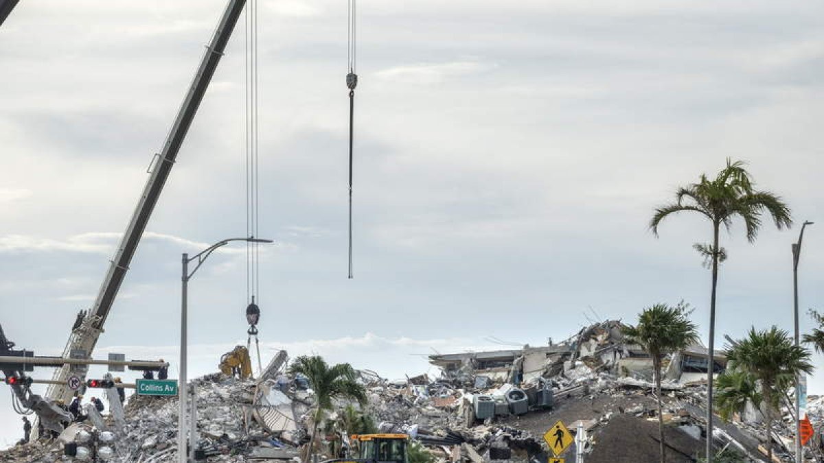 El edificio de Miami, demolido ayer. CRISTOBAL HERRERA-ULASHKEVICH