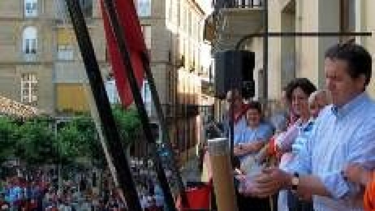El alcalde, José Manuel Lora, lanza el chupinazo inaugural