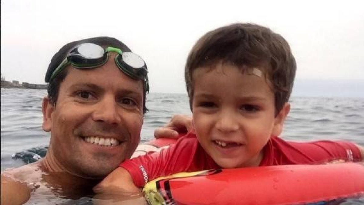 David Mayo y su hijo Bruno, tras superar un tumor cerebral.