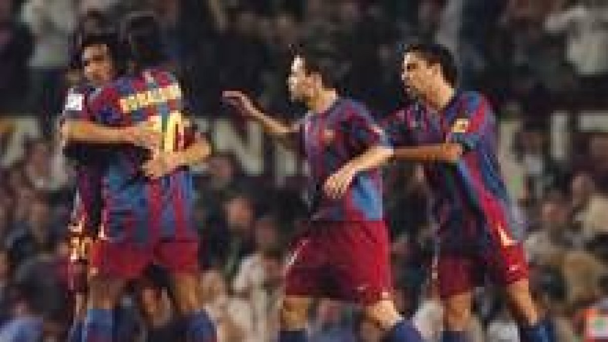 Los jugadores del Barcelona, Deco y Ronaldinho (a la izquierda), no jugarán contra el Betis