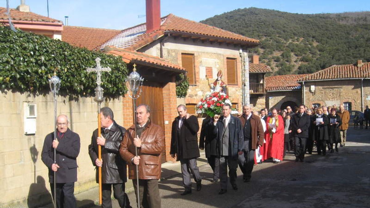 Los vecinos honran a san Blas en la procesión.
