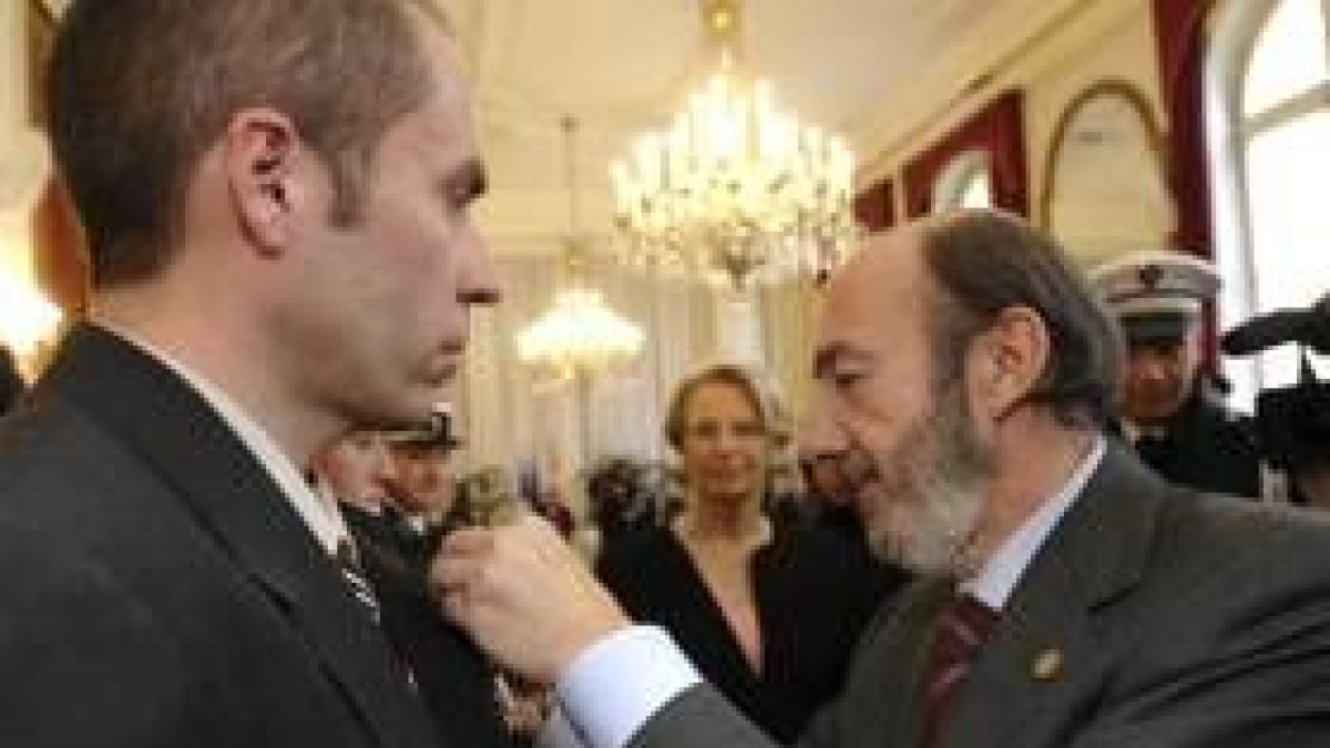 Rubalcaba impone la condecoración a uno de los agentes que detuvo a los asesinos de Raúl Centeno