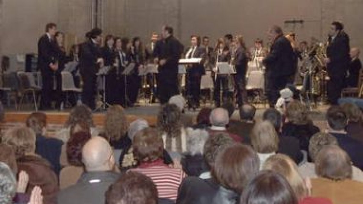 El público aplaude a los músicos al final del concierto ofrecido en la noche del domingo