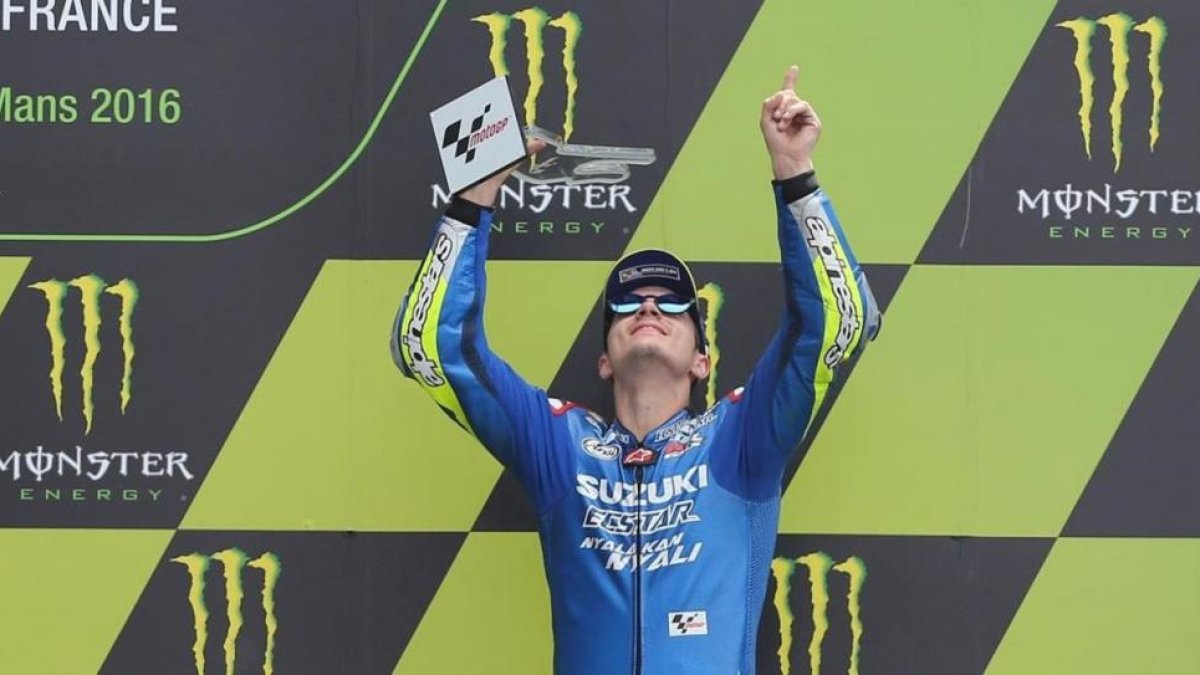 Maverick Viñales, en el podio de Le Mans.