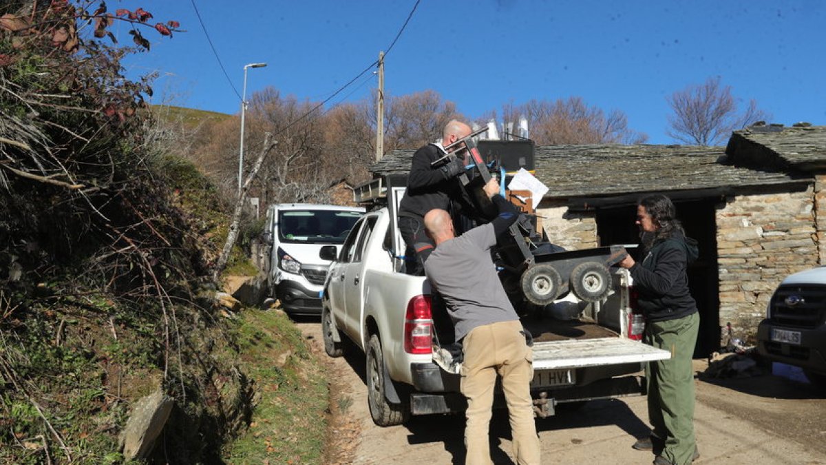 Lo técnicos de iluminación de la película de Sorogoyen recogiendo material en el pueblo de Quintela durante los días del rodaje. LA. DE LA MATA