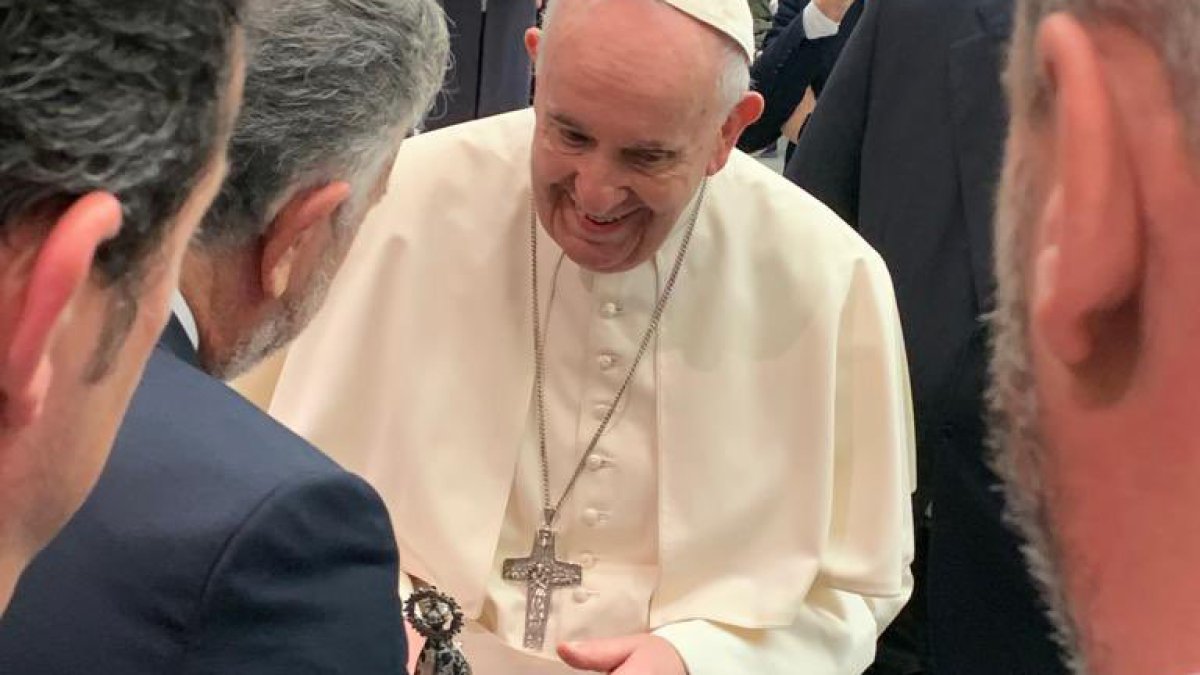 José Fernández Nieto entrega al Papa la Virgen de la Encina. SDP