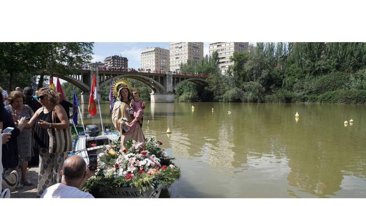 La imagen recorrió en barca las aguas del río Pisuerga a su paso por Valladolid. RUBÉN CACHO