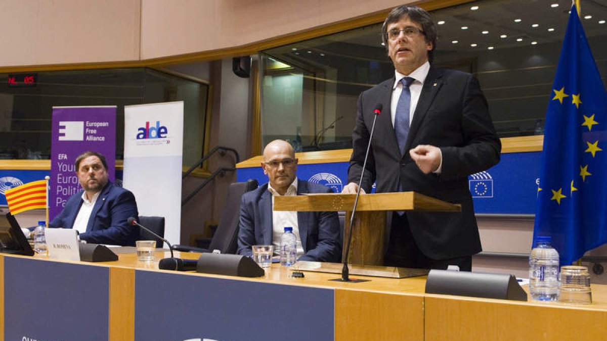Junqueras, Romeva y Puigdemont durante su intervención en Bruselas. HORST WAGNER