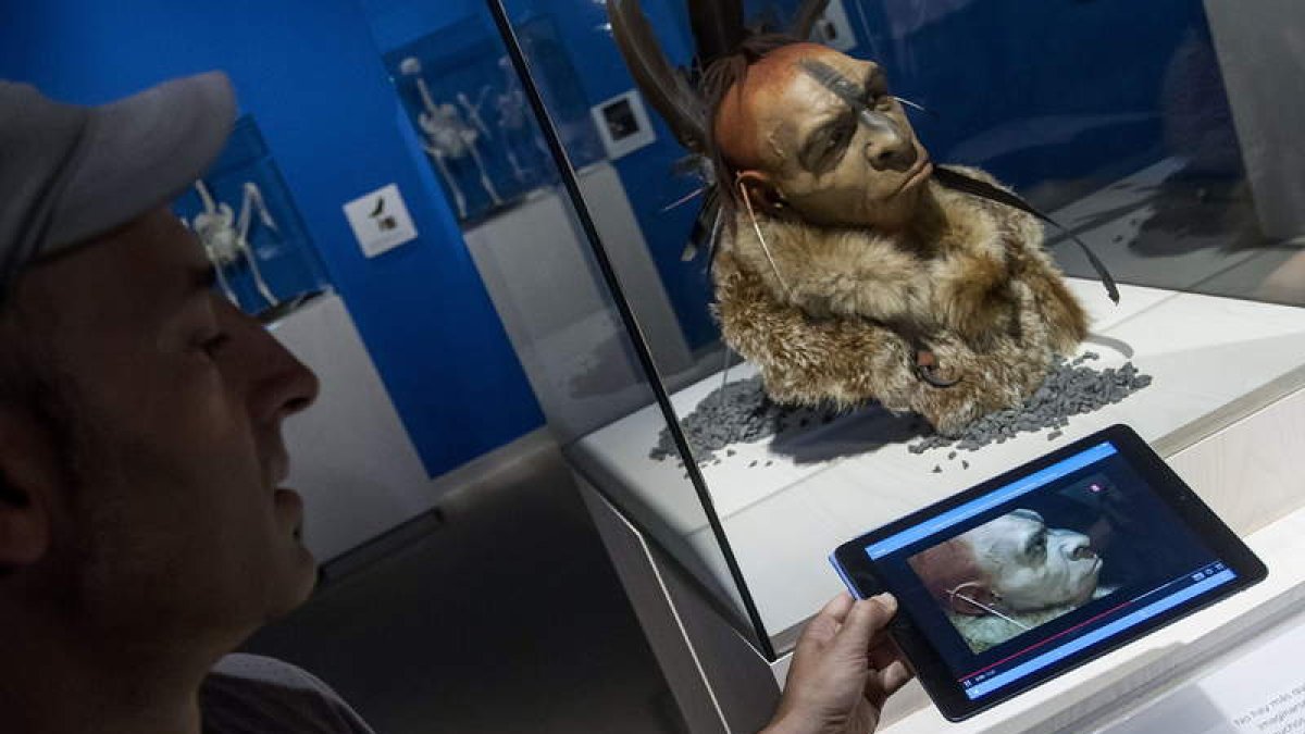 Presentación de la postal interactiva, ayer, en el Museo de la Evolución Humana de Burgos