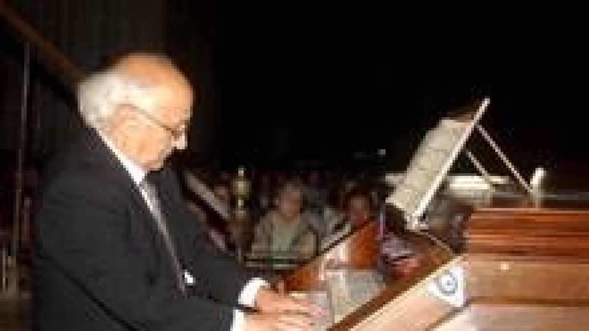 El maestro leonés Adolfo Gutiérrez Viejo ofrece esta noche un concierto de órgano en la Catedral