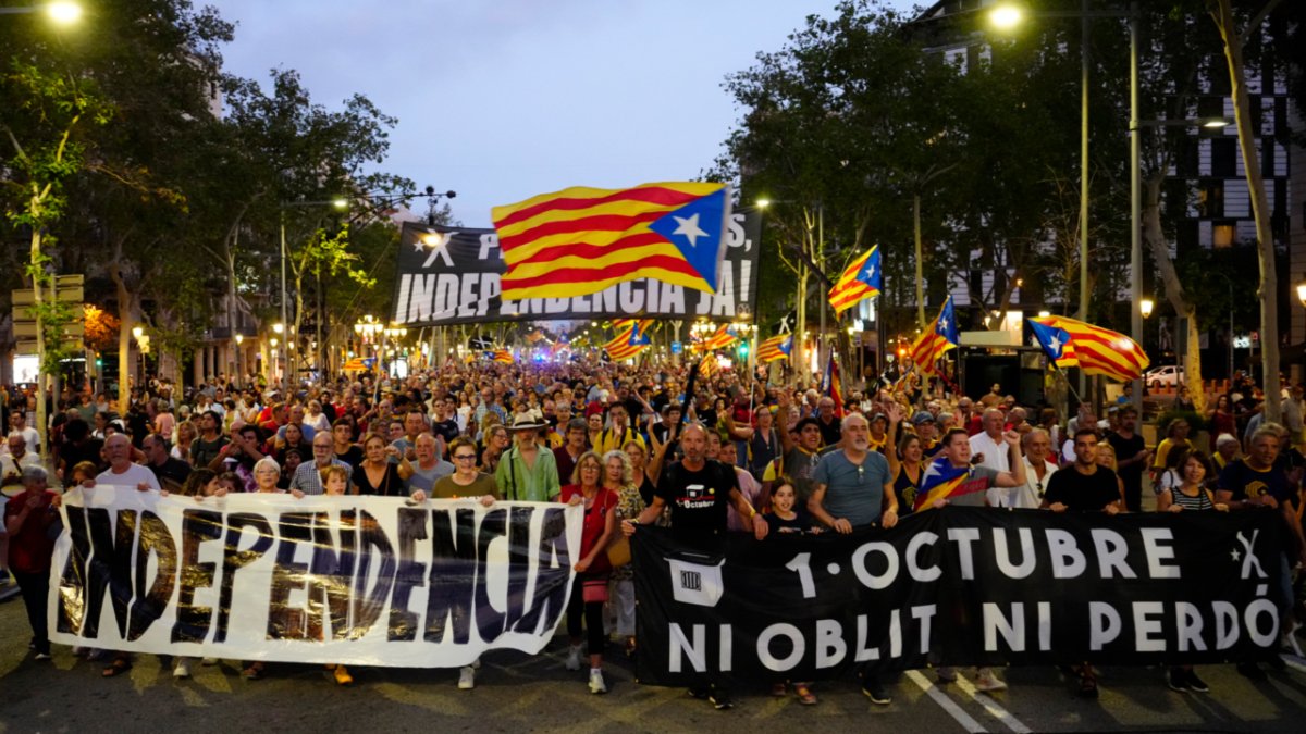 Manifestación por el sexto aniversario del referéndum del 1 de octubre celebrada este domingo en Barcelona, convocada por diversas entidades independentistas, como el Consell de la República, ANC, Òmnium, Intersindical o la AMI. EFE / Enric Fontcuberta.