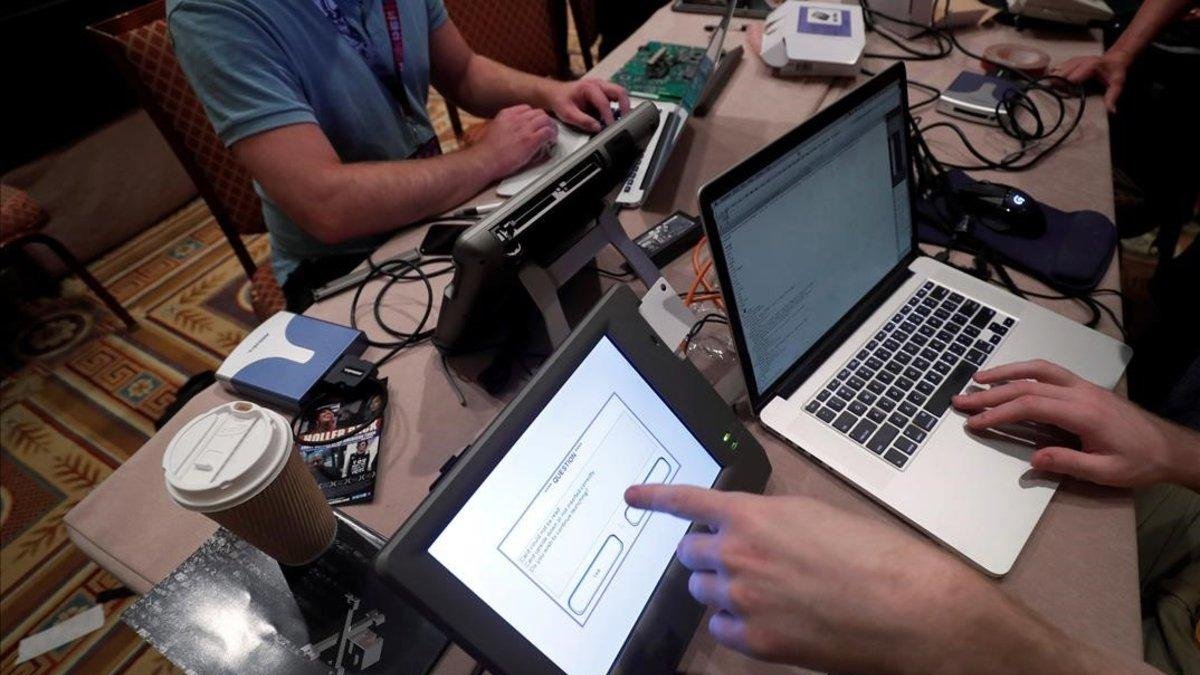 Unos hackers intentan acceder a los datos de una máquina de votación durante una convención en Las Vegas.