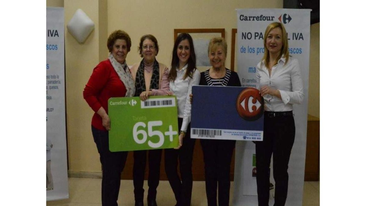 Directivos de Carrefour con los de la asociación de jubilados. DL