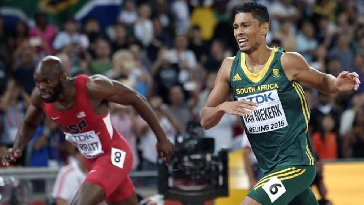 Van Niekerk entra vencedor en la final de los 400 metros.