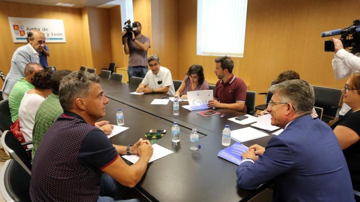 El gerente regional de Sacyl, Rafael López (D), se reúne con el comité de huelga del Sindicato Médico de Castilla y León (Simecal)