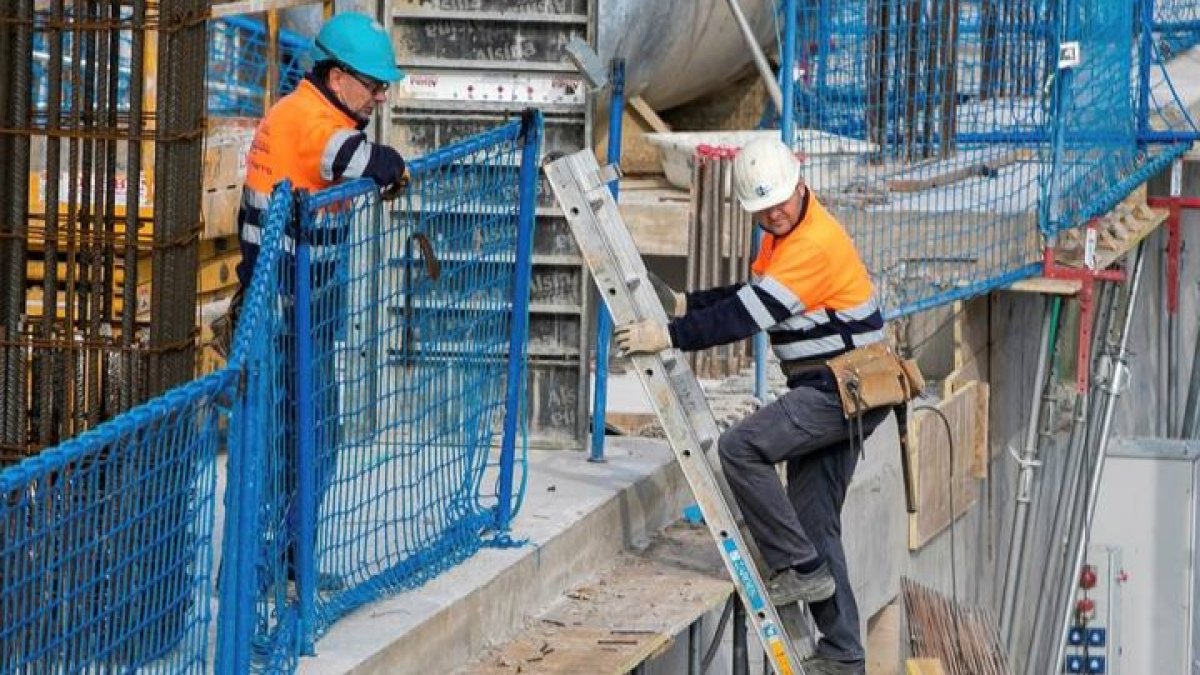 La construcción es uno de los sectores más afectados por la escalada de precios. JAVIER CEBOLLADA