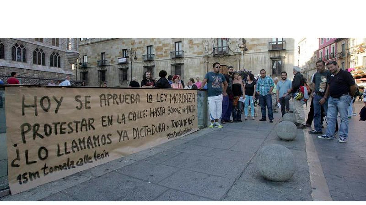 Colectivos de las plataformas sociales, en las protestas en la plaza de Botines.