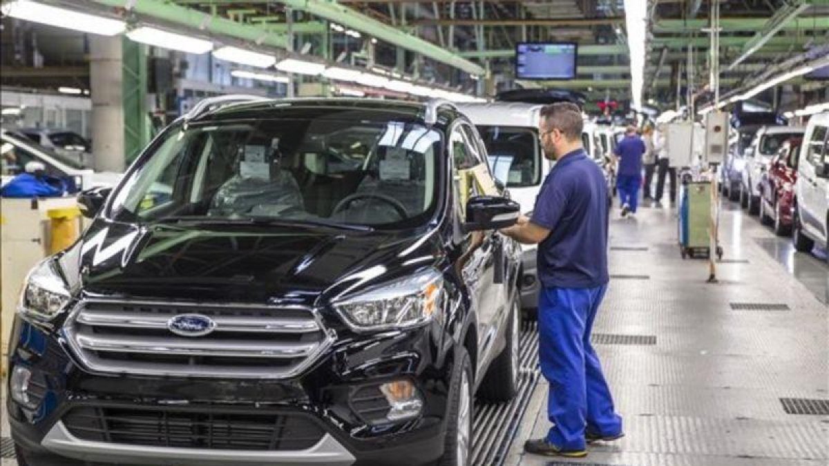 Un operario en la cadena de montaje de la fábrica de Ford Almussafes.