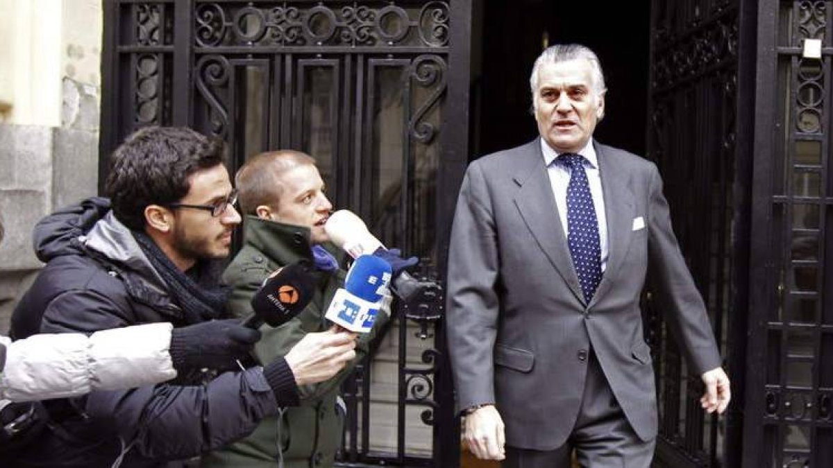 El ex tesorero del Partido Popular Luis Bárcenas, sale de su domicilio la semana pasada.