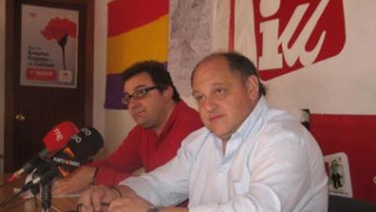 Carlos Alonso y Miguel Ángel Fernández, ayer en la sede de IU en Ponferrada.