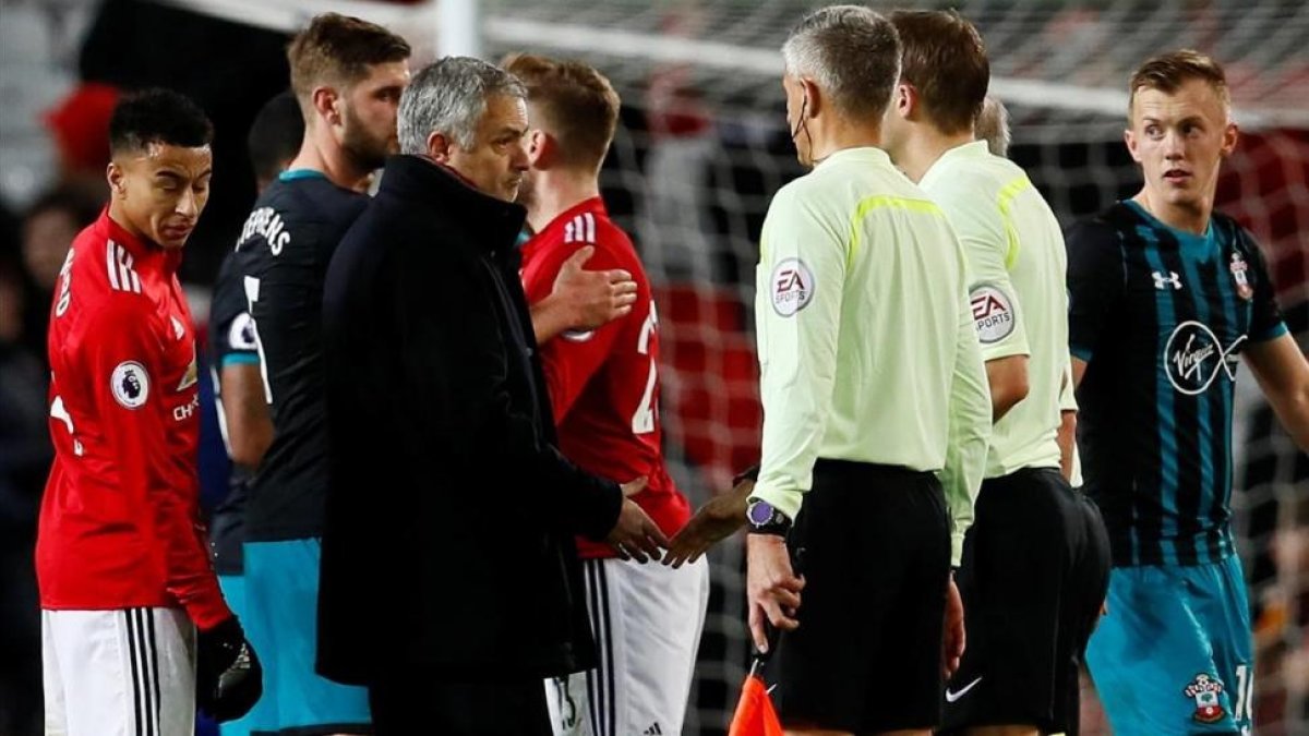 Mourinho se queja al árbitro al final del partido.