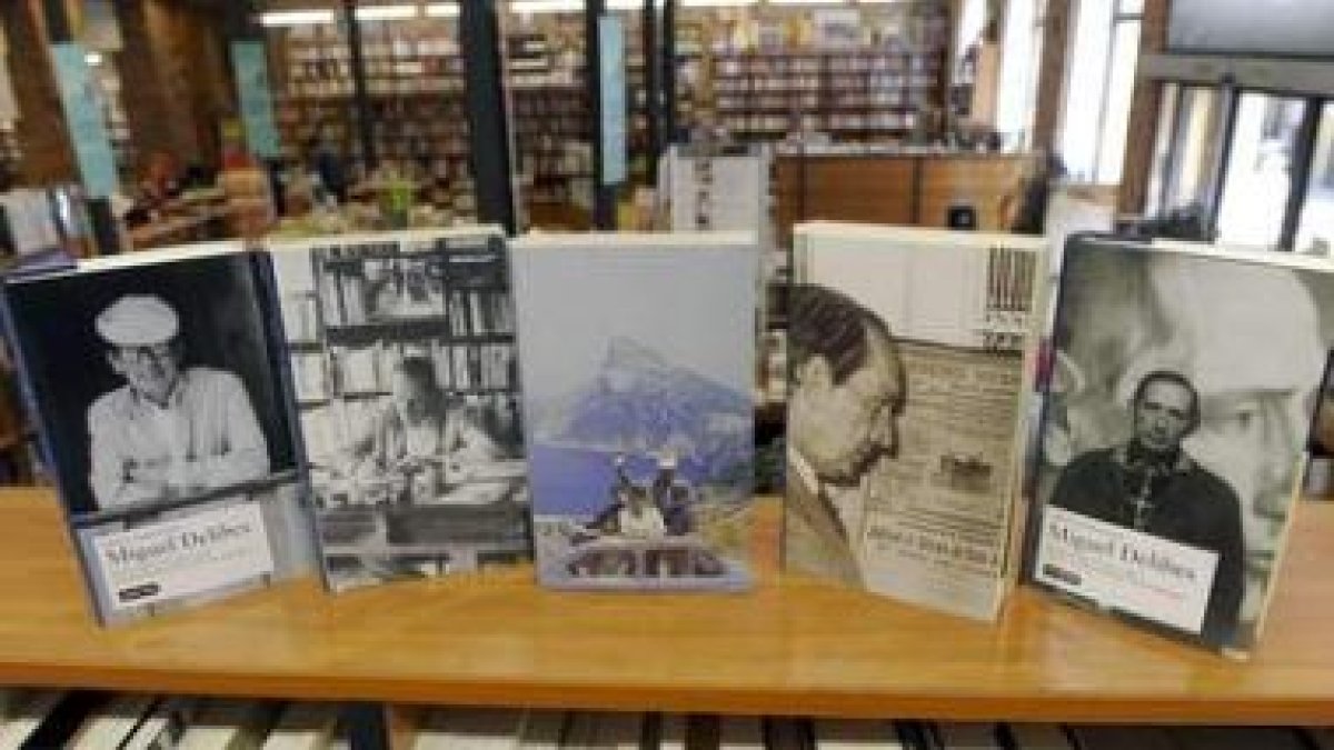 Obras de Miguel Delibes en una librería vallisoletana.