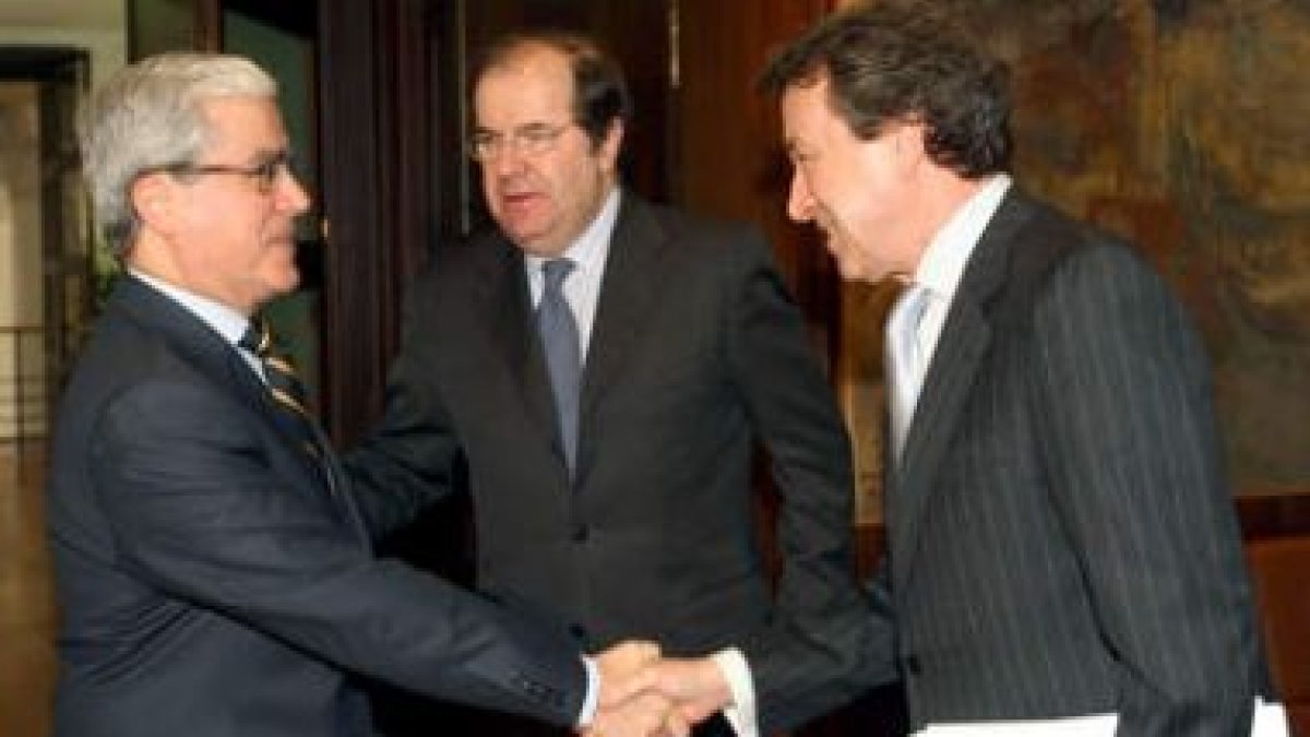 Álvaro Medonça e Moura saluda a José Antonio de Santiago-Juárez en presencia de Juan Vicente Herrera