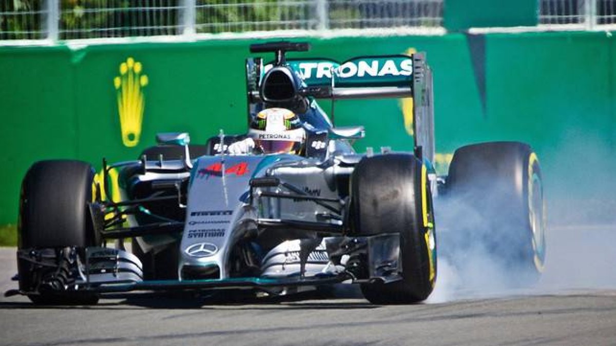Lewis Hamilton apura una frenada en la tercera sesión de entrenamientos en el circuito Gilles Villeneuve de Montreal.