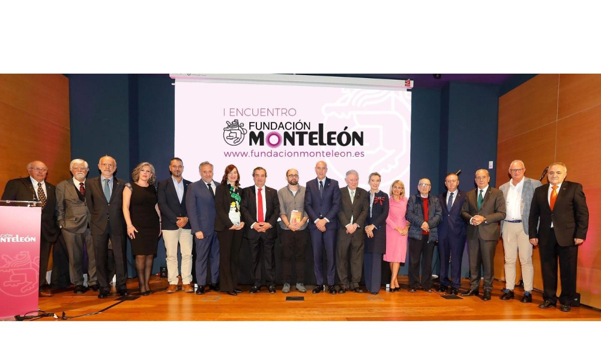 Foto de familia de los asistentes y premiados al I Encuentro Fundación Monteleón 2023 celebrado en el Museo Diocesano. RAMIRO