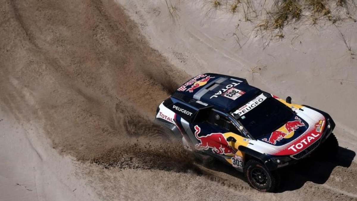 Carlos Sainz (Peugeot), lider del Dakar, en la etapa de hoy entre Belén y Chilecito, en Argentina.